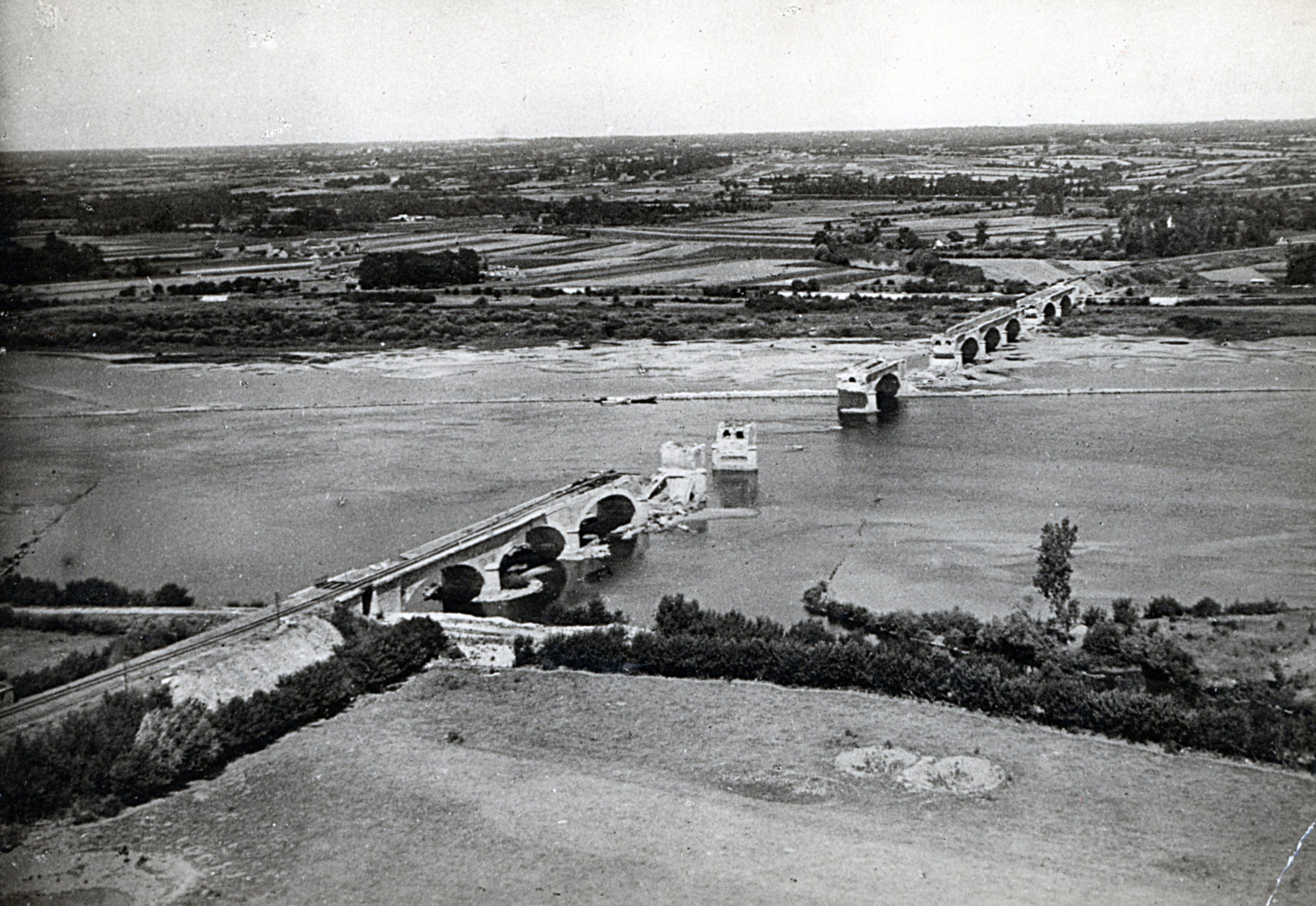 05-1945 Vue aérienne pont détruit